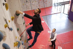 Les entreprises grimpent à la salle d'escalade Climb Up