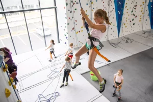 Activité enfant groupe centre loisir escalade climb up